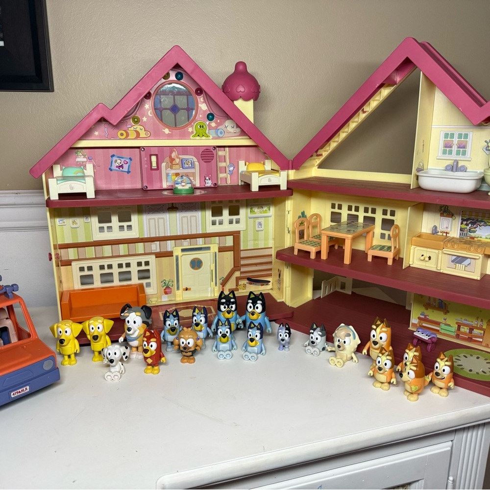 Charming Playhouse with Figurines Set